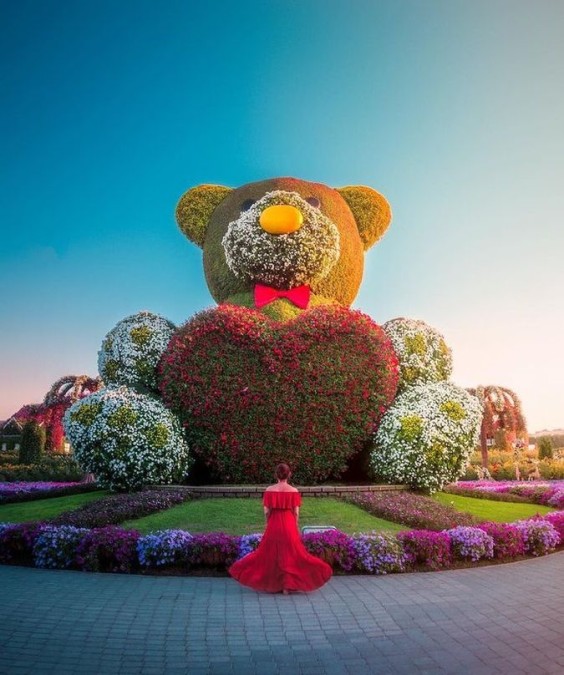 <p>🌺 <strong data-start="212" data-end="269">Dubai Miracle Garden — цветущее чудо в сердце пустыни!</strong></p>
<p data-start="273" data-end="577">В Дубае возможно всё — даже заставить пустыню цвести. <strong data-start="327" data-end="351">Dubai Miracle Garden</strong> открылся 14 февраля 2013 года и с тех пор ежегодно восхищает миллионы гостей со всего мира. На площади более <strong data-start="461" data-end="474">72 000 м²</strong> раскинулся самый большой в мире цветочный парк, в котором растёт <strong data-start="540" data-end="576">более 150 миллионов живых цветов</strong>.</p>
<p data-start="579" data-end="873">Этот сад — настоящий шедевр ландшафтного дизайна: цветочные арки, сказочные фигуры, павлины из петуний и даже <strong data-start="689" data-end="729">полноразмерный самолет Emirates A380</strong>, покрытый цветами, вошедший в <em data-start="760" data-end="785">Книгу рекордов Гиннесса</em>. Каждый сезон здесь создают новые композиции, и ни один визит не будет похож на другой.</p>
<p data-start="875" data-end="1158">Создание парка стало возможным благодаря инновационным технологиям капельного орошения, использующим переработанную воду, что делает проект не только впечатляющим, но и экологичным. Это не просто сад — это символ того, как мечта и инженерия могут превратить невозможное в реальность.</p>
<p data-start="1165" data-end="1222">🌍 <strong data-start="1168" data-end="1220">Global Village Dubai — вся планета за один вечер</strong></p>
<p data-start="1224" data-end="1608">Если вы мечтаете за один вечер прогуляться по улицам Стамбула, отведать японские сладости, полюбоваться африканскими ремёслами и купить индийские украшения — <strong data-start="1382" data-end="1400">Global Village</strong> ждёт вас. Этот культурно-развлекательный мегапарк открылся в <strong data-start="1462" data-end="1475">1997 году</strong> в виде небольшого ярмарочного проекта и за два десятилетия вырос в грандиозный комплекс, где представлены <strong data-start="1582" data-end="1607">более 90 культур мира</strong>.</p>
<p data-start="1610" data-end="1876">Сегодня Global Village занимает территорию <strong data-start="1653" data-end="1678">свыше 1,6 миллиона м²</strong> и включает в себя <strong data-start="1697" data-end="1714">30 павильонов</strong>, стилизованных под страны и регионы. Здесь проходят <strong data-start="1767" data-end="1788">десятки тысяч шоу</strong> в сезон, от традиционных фольклорных представлений до современных уличных перформансов.</p>
<p data-start="1878" data-end="2093">Вечером всё вокруг озаряется огнями, звучит музыка народов мира, в воздухе витает аромат специй, сладостей и экзотической еды. А ещё — аттракционы, огненные шоу, тематические зоны для детей и уникальные фестивали.</p>
<p data-start="2095" data-end="2313">Каждый год <strong data-start="2106" data-end="2136">более 10 миллионов человек</strong> посещают этот парк, превращая его в одну из главных достопримечательностей Эмиратов. Это не просто ярмарка — это культурный мост между народами, построенный в самом сердце ОАЭ!</p><p data-start="2095" data-end="2313"><b>В СТОИМОСТЬ ВХОДИТ ТРАНСФЕР И БИЛЕТЫ В ОБА ПАРКА!!!</b></p>
