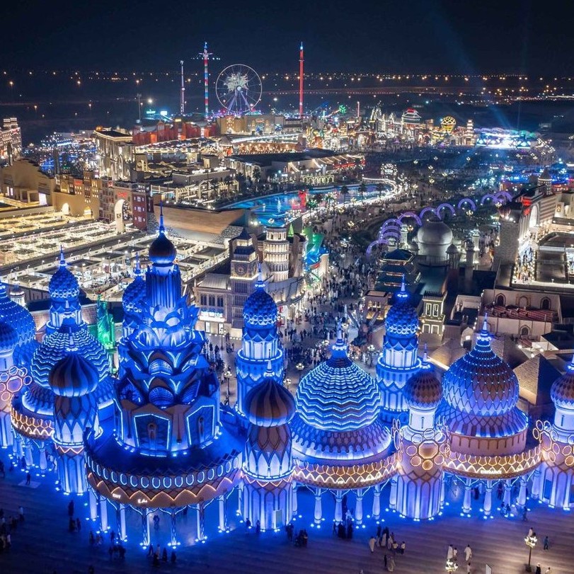 <p>🌍 <strong data-start="3" data-end="61">Global Village Dubai — ворота в мир под открытым небом!</strong>&nbsp;</p>
<p data-start="81" data-end="234" style="text-align: justify;"><span class="relative -mx-px my-[-0.2rem] rounded px-px py-[0.2rem] transition-colors duration-100 ease-in-out">История этого удивительного парка началась ещё в <strong data-start="49" data-end="62">1997 году</strong>, когда небольшие павильоны на берегу Dubai Creek впервые открыли двери для полумиллиона посетителей</span>&nbsp;.<span class="relative -mx-px my-[-0.2rem] rounded px-px py-[0.2rem] transition-colors duration-100 ease-in-out">С тех пор Global Village превратился в грандиозный культурно-развлекательный комплекс на <strong data-start="89" data-end="120" data-is-last-node="">территории свыше 1,6 млн м²</strong></span> .</p><p data-start="81" data-end="234"><span style="font-size: 16px;">🏛️ Павильоны и культура</span></p>
<p data-start="272" data-end="386"><span class="relative -mx-px my-[-0.2rem] rounded px-px py-[0.2rem] transition-colors duration-100 ease-in-out">Сегодня здесь представлены <strong data-start="27" data-end="44">30 павильонов</strong> с более чем <strong data-start="57" data-end="74">90 культурами</strong>, где можно ощутить атмосферу Японии, Танзании, Индии или Мексики, не покидая Дубая</span> . <span class="relative -mx-px my-[-0.2rem] rounded px-px py-[0.2rem] transition-colors duration-100 ease-in-out">Каждый павильон — своеобразный театральный портал: керамика, ремёсла, уличная еда, живая музыка и традиционные танцы.</span></p>
<h3 data-start="393" data-end="419"><span style="font-size: 16px;">🎉 Развлечения и шоу</span></h3>
<p data-start="420" data-end="581"><span class="relative -mx-px my-[-0.2rem] rounded px-px py-[0.2rem] transition-colors duration-100 ease-in-out">Global Village — не только торговля, но и завораживающее шоу: <strong data-start="62" data-end="90">более 40 000 выступлений</strong>, включая акробатические представления и фейерверки <strong data-start="142" data-end="170">каждую пятницу и субботу</strong> вечером</span> .<br data-start="498" data-end="501">
<span class="relative -mx-px my-[-0.2rem] rounded px-px py-[0.2rem] transition-colors duration-100 ease-in-out">Кроме того, в парке работает <strong data-start="29" data-end="62">карнавал с 200+ аттракционами</strong>, включая экстремальные горки и весёлые семейные развлечения — «Global Burj» и «Holland Wind Wheel»</span></p><p data-start="420" data-end="581"><span style="font-size: 16px;">🍜 Гастрономический рай</span></p>
<p data-start="618" data-end="781"><span class="relative -mx-px my-[-0.2rem] rounded px-px py-[0.2rem] transition-colors duration-100 ease-in-out">Свыше <strong data-start="6" data-end="34">200 ресторанов и киосков</strong>, где можно попробовать всё: от йеменского манджи до тайского зелёного карри и итальянских десертов</span> .<br data-start="698" data-end="701">
<span class="relative -mx-px my-[-0.2rem] rounded px-px py-[0.2rem] transition-colors duration-100 ease-in-out">Особое внимание стоит уделить <strong data-start="30" data-end="50">Restaurant Plaza</strong>, новому центру с двумя этажами и панорамными видами на озеро!</span></p><p data-start="618" data-end="781"><span style="font-size: 16px;">💡 Что нового в этом сезоне</span></p>
<ul data-start="1196" data-end="1533">
<li data-start="1196" data-end="1280">
<p data-start="1198" data-end="1280"><span class="relative -mx-px my-[-0.2rem] rounded px-px py-[0.2rem] transition-colors duration-100 ease-in-out">Добавлены 3 новых павильона (Ирак, Шри‑Ланка, Бангладеш и Иордания), а общее их число — <strong data-start="88" data-end="94" data-is-last-node="">30</strong></span> .</p>
</li>
<li data-start="1281" data-end="1365">
<p data-start="1283" data-end="1365"><span class="relative -mx-px my-[-0.2rem] rounded px-px py-[0.2rem] transition-colors duration-100 ease-in-out">Обновлённые зоны: Railway Market, Floating Market и Fiesta Street с двухэтажными киосками</span> .</p>
</li>
<li data-start="1366" data-end="1450">
<p data-start="1368" data-end="1450"><span class="relative -mx-px my-[-0.2rem] rounded px-px py-[0.2rem] transition-colors duration-100 ease-in-out">Появились «зелёные променадные зоны» и <strong data-start="39" data-end="63">панорамные рестораны</strong> в Restaurant Plaza</span>&nbsp;</p>
</li>
<li data-start="1451" data-end="1533">
<p data-start="1453" data-end="1533"><span class="relative -mx-px my-[-0.2rem] rounded px-px py-[0.2rem] transition-colors duration-100 ease-in-out">Запущена <strong data-start="9" data-end="39">экспо-зона Exo Planet City</strong> с зеркальными лабиринтами, 5D-кино и другими футуристическими развлечениями</span></p><p data-start="1453" data-end="1533"><span style="font-size: 16px;">🗺️ Почему это важно</span></p></li></ul>
<p data-start="1567" data-end="1753"><span class="relative -mx-px my-[-0.2rem] rounded px-px py-[0.2rem] transition-colors duration-100 ease-in-out"><b>Global Village</b> — это<strong data-start="21" data-end="38">&nbsp;мир в миниатюре</strong>, отражение глобального духа. Он демонстрирует стремление Дубая быть космополитичным центром, соединяющим более <strong data-start="150" data-end="179">100 миллионов посетителей</strong> с момента основания.</span>&nbsp;Это идеальное место для культурных открытий, гастрономических туров, шопинга и развлечений — всё в одном!</p><p data-start="1567" data-end="1753"><b>В СТОИМОСТЬ НЕ ВХОДИТ ТРАНФЕР</b></p>