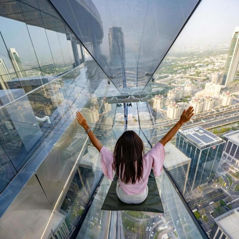<p>🌆 <strong data-start="148" data-end="202">Sky Views Dubai — город под ногами, небо на ладони</strong></p>
<p data-start="206" data-end="534">Высоко над сверкающим мегаполисом, среди облаков и небоскрёбов, находится <strong data-start="280" data-end="299">Sky Views Dubai</strong> — архитектурное чудо и захватывающее приключение, открывшееся для публики в <strong data-start="376" data-end="395">конце 2021 года</strong>. Расположенный в знаменитом <strong data-start="424" data-end="450">Address Sky View Hotel</strong>, этот аттракцион стал новым символом смелости и инженерной фантазии в центре Дубая.</p>
<p data-start="541" data-end="878">🌉 <strong data-start="544" data-end="572">Головокружительный обзор</strong><br data-start="572" data-end="575">
На высоте <strong data-start="585" data-end="599">219 метров</strong> гостей встречает <strong data-start="617" data-end="656">прозрачный стеклянный мост Sky Walk</strong>, соединяющий две башни. Прогуливаясь по нему, вы буквально парите над городом, а под вашими ногами — оживлённая <strong data-start="769" data-end="788">Шейх Зайед Роуд</strong>, фонтаны, небоскрёбы и величественный <strong data-start="827" data-end="843">Бурдж-Халифа</strong>, словно в пределах вытянутой руки.</p>
<p data-start="885" data-end="1169">🧗 <strong data-start="888" data-end="920">Edge Walk — прогулка по краю</strong><br data-start="920" data-end="923">
Для самых отважных Sky Views предлагает уникальный в регионе аттракцион — <strong data-start="997" data-end="1010">Edge Walk</strong>. В специальной страховке вы выходите <strong data-start="1048" data-end="1069">за пределы здания</strong>, обогнув башню по её внешнему периметру, ощущая полную свободу и адреналин на фоне панорамы города.</p>
<p data-start="1176" data-end="1404">🛷 <strong data-start="1179" data-end="1206">Стеклянная горка в небо</strong><br data-start="1206" data-end="1209">
Необычная «фишка» комплекса — <strong data-start="1239" data-end="1254">Glass Slide</strong>, прозрачная стеклянная горка, по которой можно буквально «съехать» с одного уровня на другой по внешнему фасаду здания. Всё это — на высоте 53 этажа!</p>
<p data-start="1411" data-end="1729">🏙️ <strong data-start="1415" data-end="1434">Инженерное чудо</strong><br data-start="1434" data-end="1437">
Sky Views был спроектирован компанией <strong data-start="1475" data-end="1505">Skidmore, Owings &amp; Merrill</strong>, той самой, что стояла за созданием Бурдж-Халифы. Конструкция выдерживает экстремальные ветровые нагрузки, а стеклянные панели прошли сложнейшие тесты на безопасность и прозрачность, позволяя вам видеть город без искажений.</p>
<p data-start="1736" data-end="1921">🌟 <strong data-start="1739" data-end="1788">Sky Views — это не просто смотровая площадка.</strong><br data-start="1788" data-end="1791">
Это вызов гравитации, гимн архитектуре и шанс увидеть Дубай в его полном великолепии — с той точки, где небо встречается с землёй.</p>