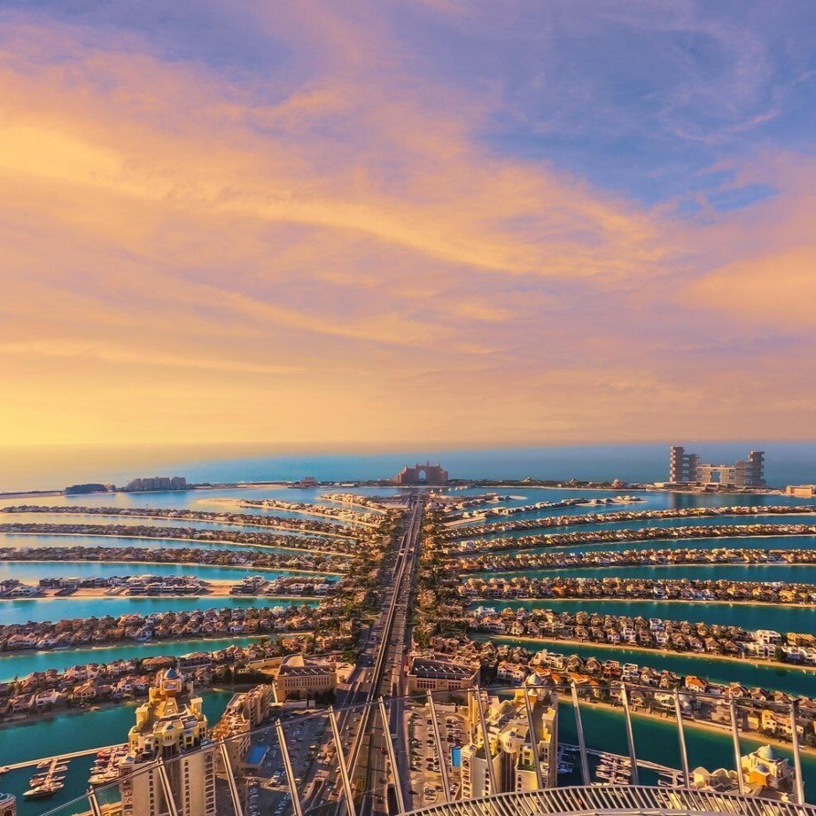 <p>🌴 <strong data-start="95" data-end="157">The View at The Palm — взгляд на чудо, созданное человеком!</strong></p><p>Там, где когда-то плескались волны Персидского залива, сегодня раскинулась <strong data-start="236" data-end="255">Пальма Джумейра</strong> — один из самых амбициозных искусственных островов в истории человечества. А чтобы в полной мере ощутить масштаб этого инженерного чуда, стоит подняться на <strong data-start="412" data-end="436">The View at The Palm</strong> — униковую смотровую площадку, парящую на высоте <strong data-start="486" data-end="500">240 метров</strong>.</p>
<p data-start="508" data-end="774">📍 <strong data-start="511" data-end="546">Что такое The View at The Palm?</strong><br data-start="546" data-end="549">
Это смотровая площадка, расположенная на <strong data-start="590" data-end="625">52-м этаже башни The Palm Tower</strong>, в самом сердце острова. Открытие состоялось в <strong data-start="673" data-end="693">апреле 2021 года</strong>, и с тех пор она стала одной из самых фотогеничных и популярных локаций в Дубае.</p>
<p data-start="776" data-end="1009">Отсюда открывается <strong data-start="795" data-end="818">панорамный вид 360°</strong> на культовую форму пальмового острова, Бурдж Аль Араб, Ain Dubai, гавань и бескрайнее море. Именно отсюда можно в полной мере осознать масштаб человеческой мечты, воплощённой в воде и песке.</p>
<p data-start="1016" data-end="1349">🏗️ <strong data-start="1020" data-end="1046">История Пальмы и башни</strong><br data-start="1046" data-end="1049">
<strong data-start="1049" data-end="1068">Пальма Джумейра</strong> начала строиться в <strong data-start="1088" data-end="1101">2001 году</strong> и стала настоящей иконой Дубая. Проект воплощала компания <strong data-start="1160" data-end="1171">Nakheel</strong>, а остров создавался с применением инновационных технологий намывки и укрепления грунта. Он вмещает сотни вилл, отелей и резиденций, а также отель-легенду <strong data-start="1327" data-end="1348">Atlantis The Palm</strong>.</p>
<p data-start="1351" data-end="1574">Башня <strong data-start="1357" data-end="1375">The Palm Tower</strong>, где и расположена смотровая площадка, была завершена в 2020 году. Помимо The View, здесь находятся роскошный отель St. Regis и один из самых высоких бесконечных бассейнов в мире — <strong data-start="1557" data-end="1573">Aura Skypool</strong>.</p>
<p data-start="1581" data-end="1611">🌅 <strong data-start="1584" data-end="1609">Что вас ждёт наверху?</strong></p>
<ul data-start="1612" data-end="1867">
<li data-start="1612" data-end="1655">
<p data-start="1614" data-end="1655">Панорамный обзор через стеклянные стены</p>
</li>
<li data-start="1656" data-end="1715">
<p data-start="1658" data-end="1715">Мультимедийная выставка об истории строительства Пальмы</p>
</li>
<li data-start="1716" data-end="1781">
<p data-start="1718" data-end="1781">Интерактивная зона, где можно «прикоснуться» к будущему Дубая</p>
</li>
<li data-start="1782" data-end="1867">
<p data-start="1784" data-end="1867">Уникальные фотозоны и лаунж-зона для тех, кто хочет задержаться и насладиться видом</p>
</li>
</ul>
<p data-start="1874" data-end="2103">✨ <strong data-start="1876" data-end="1936">The View at The Palm — это не просто смотровая площадка.</strong><br data-start="1936" data-end="1939">
Это точка, откуда видно, как мечта стала реальностью. Это момент, когда ты стоишь над искусственным островом, увиденным со спутника, но созданным руками человека.</p>
<p data-start="2105" data-end="2183">📸 А ещё — это одно из самых красивых мест, где можно встретить закат в Дубае!</p>